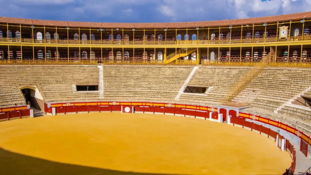 La plaza de toros de Alicante, con sus gradas vac&iacute;as y arena dorada, espera la emoci&oacute;n de la lidia.