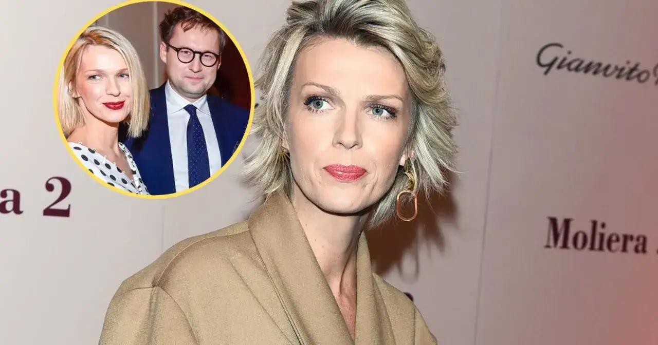 Magda Mołek z mężem na ściance. Uśmiechnięta para pozuje do zdjęć, ona w eleganckiej sukience w kropki, on w garniturze.