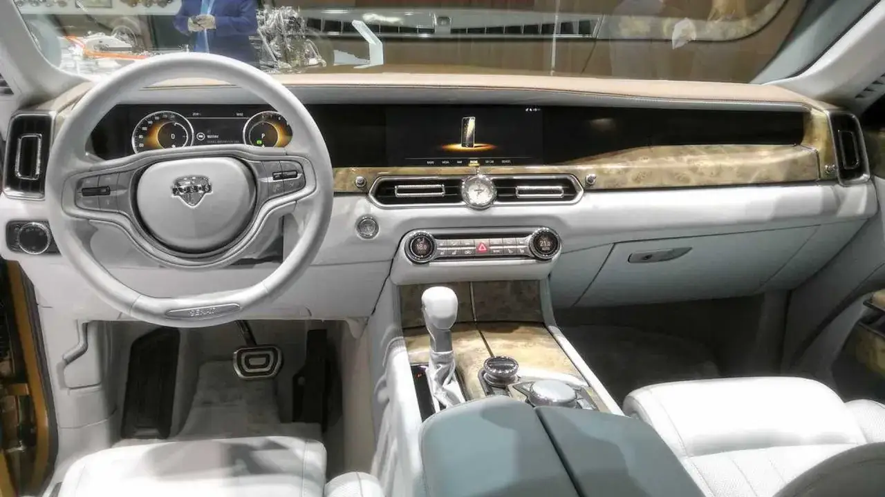 Luxuriöses Interieur des Aurus Senat S600. Der Aurus Senat S600 Preis ist hoch, aber die Ausstattung rechtfertigt ihn.