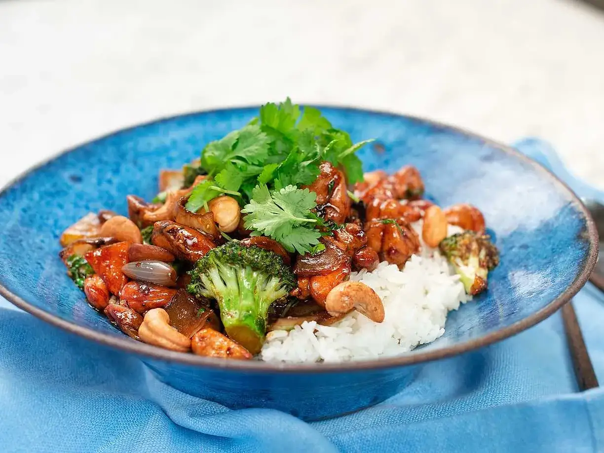 En h&auml;rlig kyckling cashew-r&auml;tt med ris, broccoli och cashewn&ouml;tter, toppad med f&auml;rsk koriander.