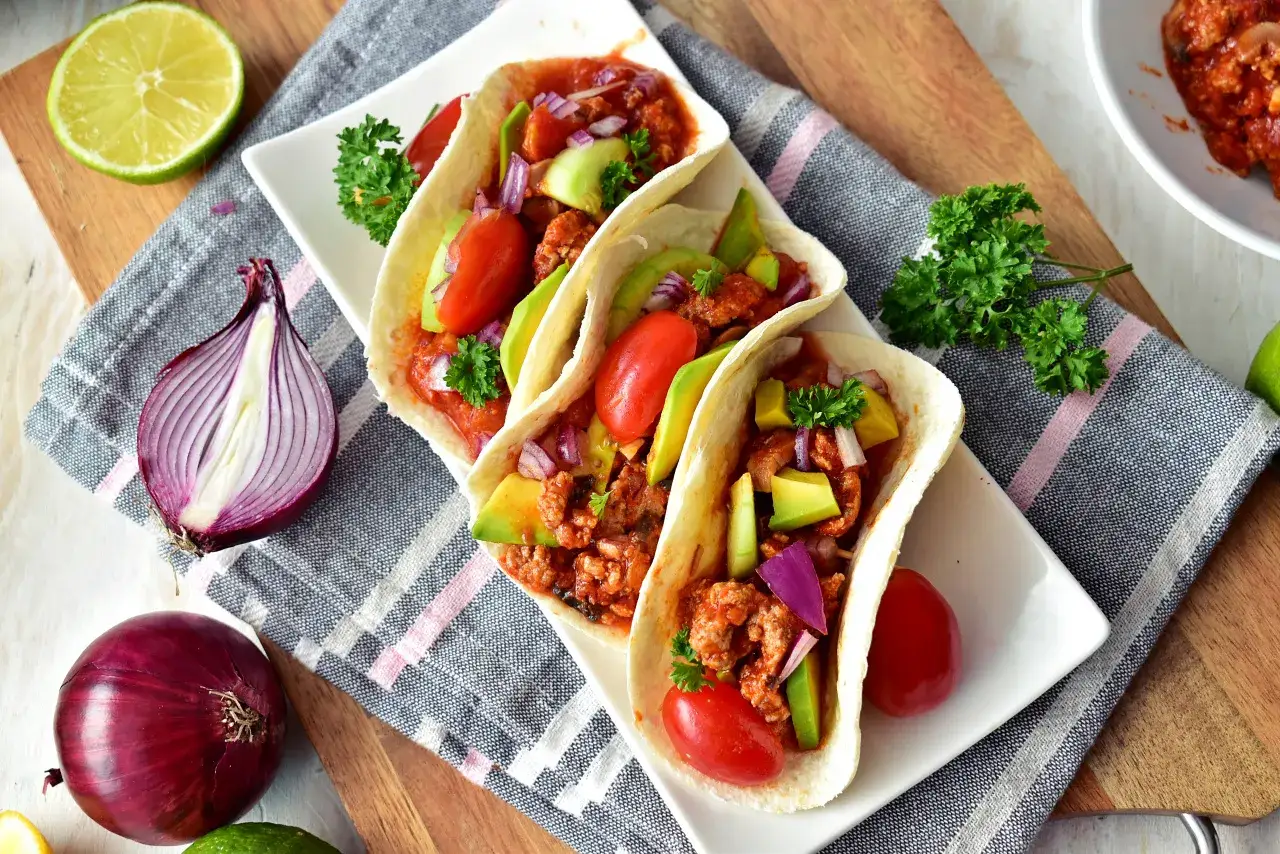 Pyszne tacos z mielonym mięsem, awokado, pomidorkami i czerwoną cebulą. Idealny przepis na tacos!