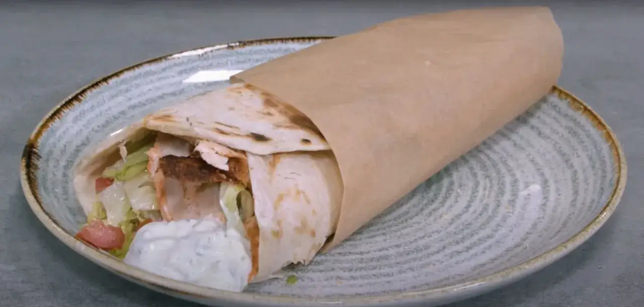 kebab z dużą ilością warzyw i sosem jogurtowym