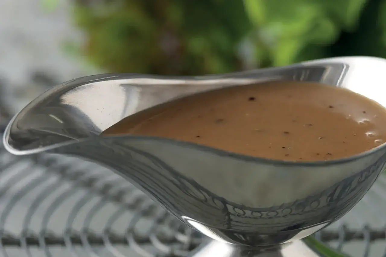 En sk&aring;l med kr&auml;mig bruns&aring;s, perfekt f&ouml;r ditt bruns&aring;s recept.