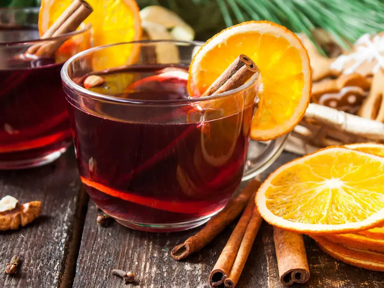 Verre de vin chaud parfumé à la cannelle et à l'orange, parfait pour une recette réconfortante.