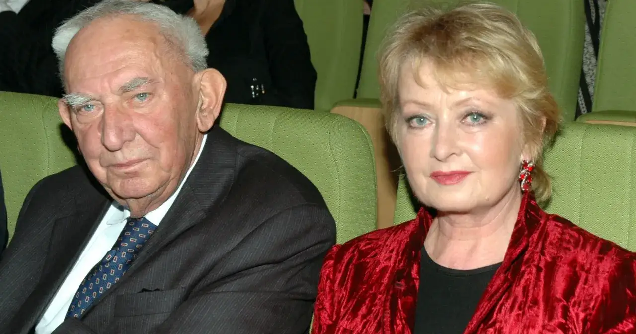 Gustaw Holoubek z żoną, uśmiechnięci, siedzą obok siebie w zielonych fotelach.