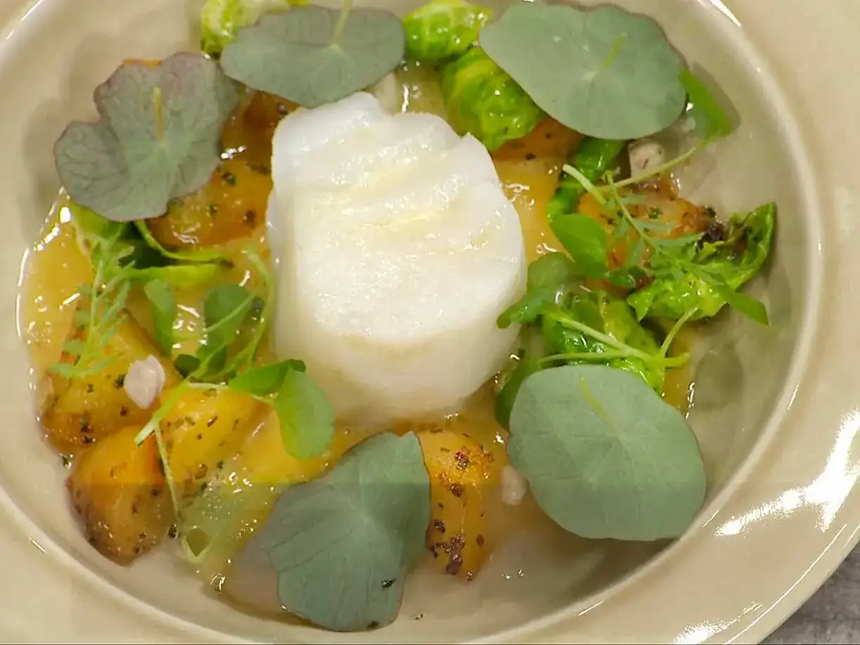 En lyxig torskrygg med rostade rotfrukter, brysselk&aring;l och en l&auml;tt s&aring;s. Ett perfekt lyxigt torskrygg recept f&ouml;r en speciell middag.