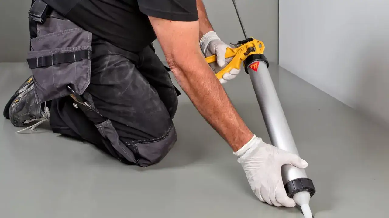 Un obrero usa Sikaflex para sellar juntas. Este adhesivo es ideal para reparaciones y construcci&oacute;n, asegurando durabilidad y resistencia.
