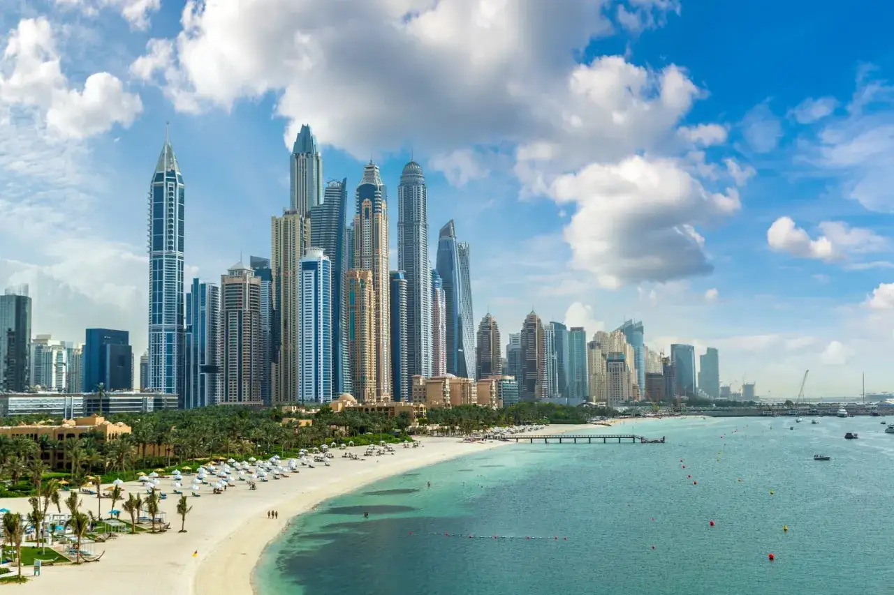 Dubajskie drapacze chmur i plaża. Tu lottomilionerzy inwestują wygrane w złoto i nieruchomości, szukając stabilności i luksusu.