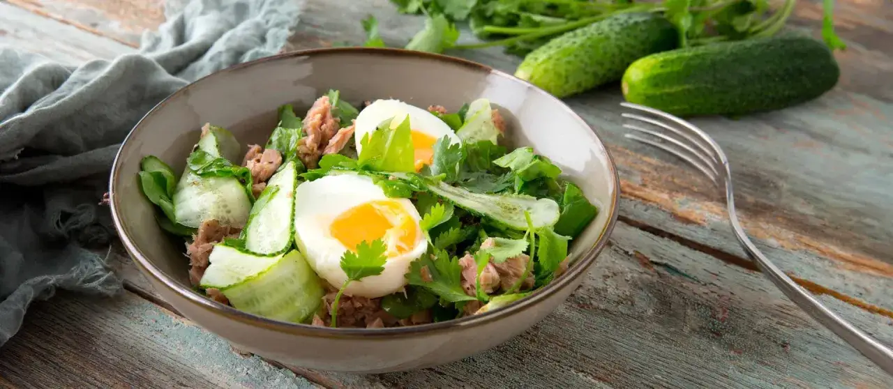 Insalata fresca con tonno, uova sode e cetrioli, un'ottima idea per cosa mangiare a pranzo.