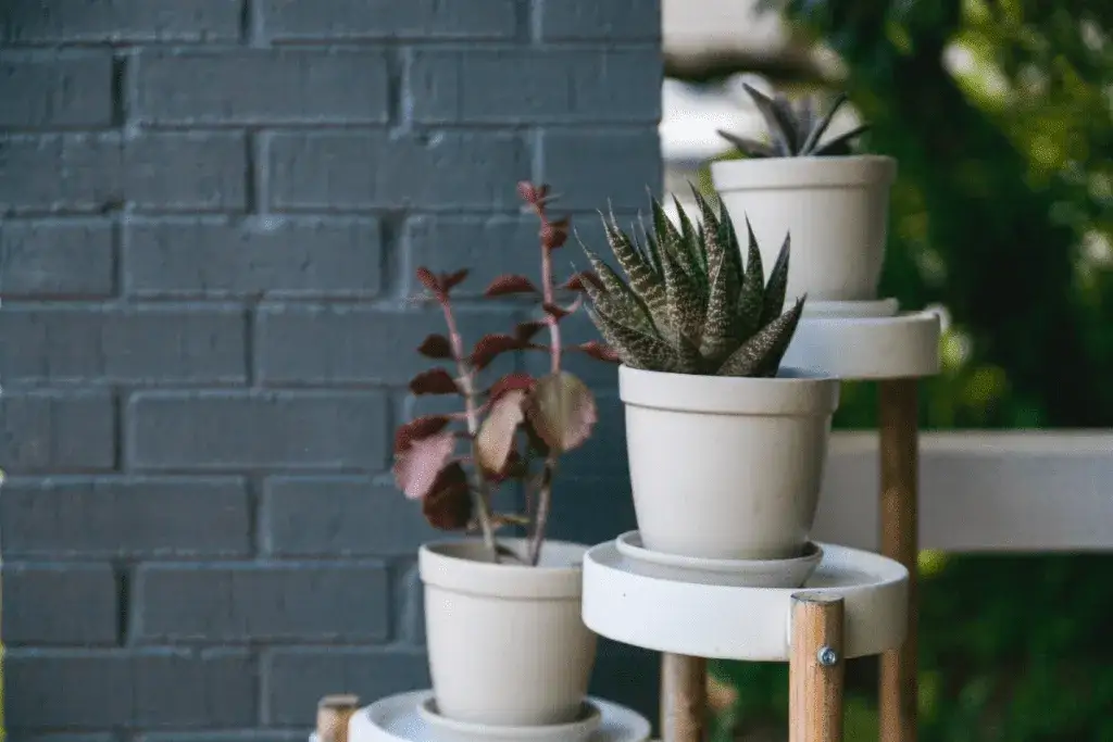 różne style kwietników stojących DIY