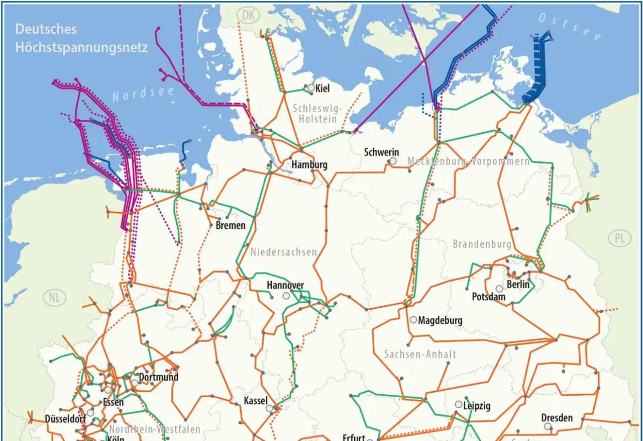 Karte des deutschen Höchstspannungsnetzes. Leitungen in Orange, Grün und Lila zeigen die Infrastruktur, die für die Liberalisierung des Strommarktes entscheidend ist.