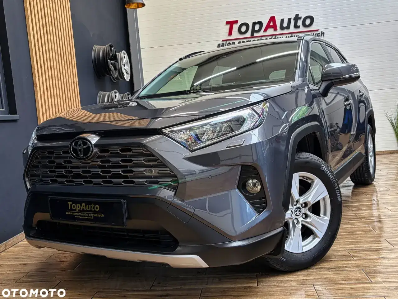 Szary, używany Toyota RAV4 z salonu TopAuto. Idealny do miasta i na wycieczki.