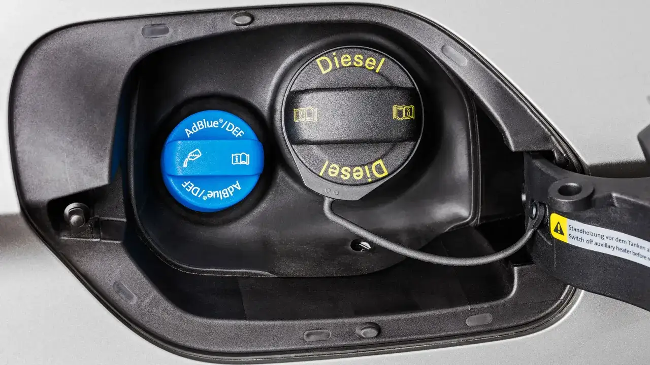 Diesel- och AdBlue-påfyllningslock. För att veta hur mycket AdBlue man ska fylla på, se bilens instruktionsbok.