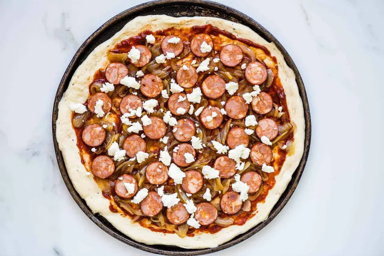 Pizza maison garnie de rondelles de chorizo, oignons caram&eacute;lis&eacute;s et &eacute;clats de fromage blanc.