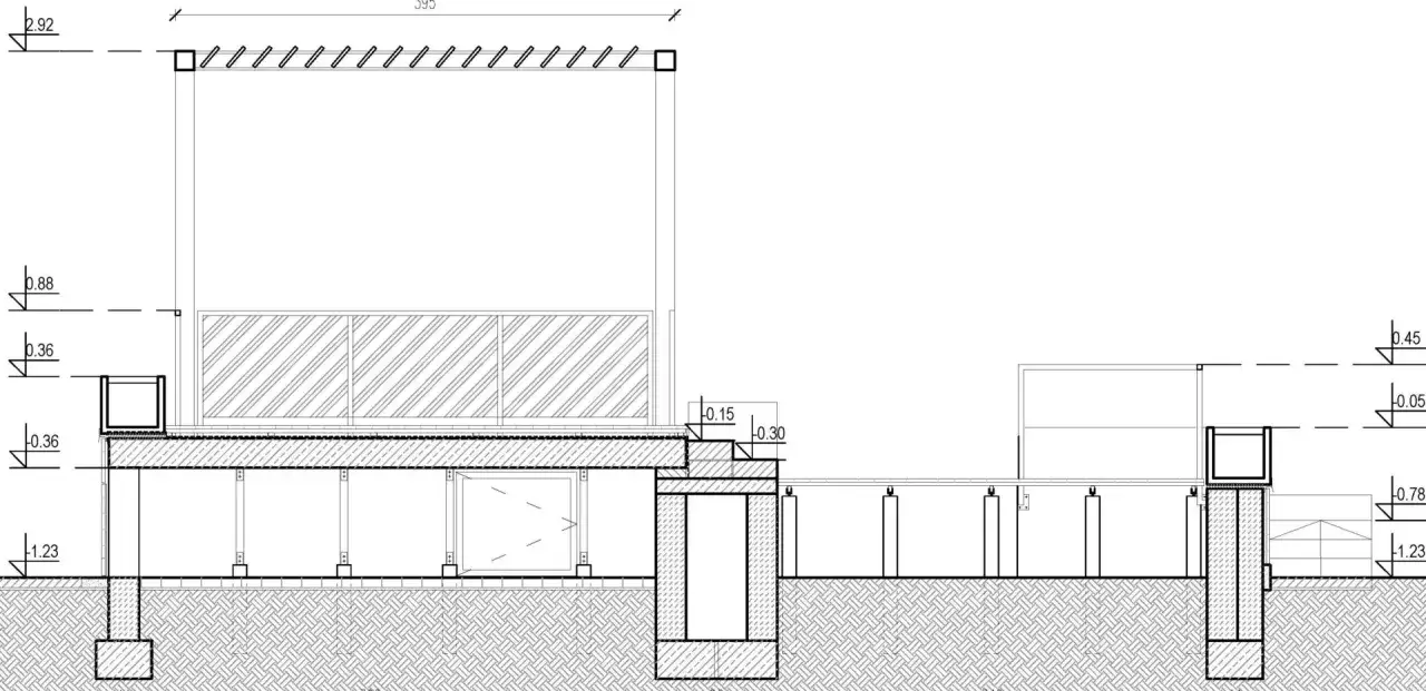 Przekr&oacute;j architektoniczny przedstawiający taras drewniany konstrukcję z pergolą, balustradą i fundamentami.