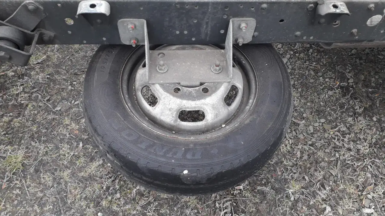 Zardzewiały mechanizm koła zapasowego Iveco Daily