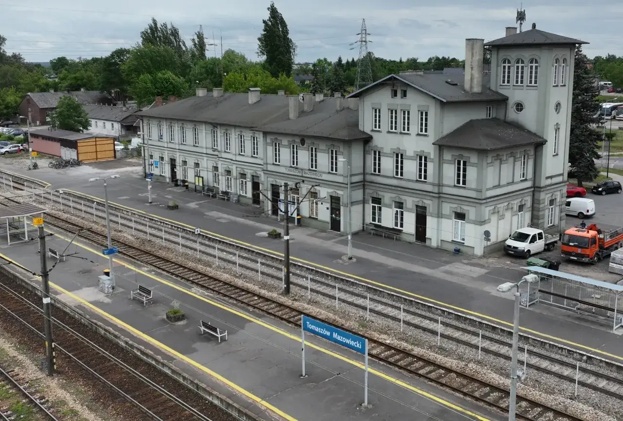 Dworzec PKP Tomasz&oacute;w Mazowiecki po modernizacji widok z zewnątrz