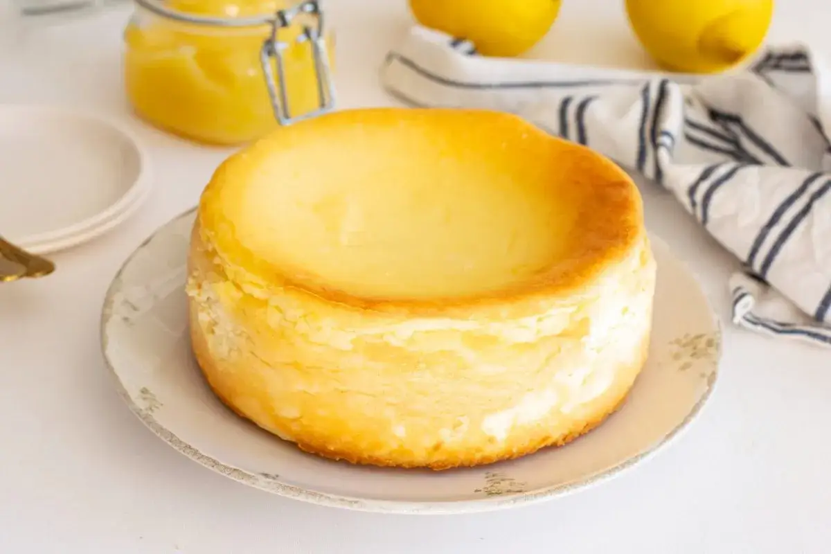 Tarta de queso y limón al horno, dorada y cremosa, lista para disfrutar.