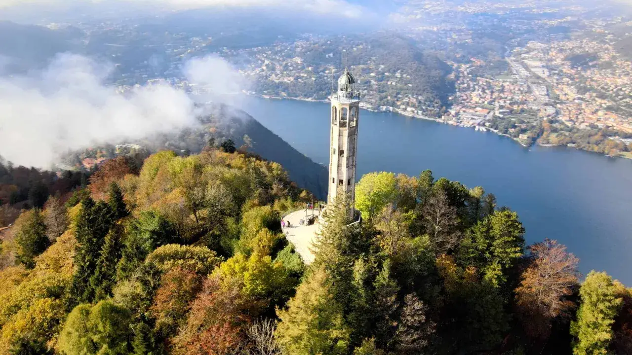 Faro Voltiano a Brunate, con vista sul lago e la città. Un luogo incantevole da scoprire, tra i panorami mozzafiato di cosa vedere a Brunate.