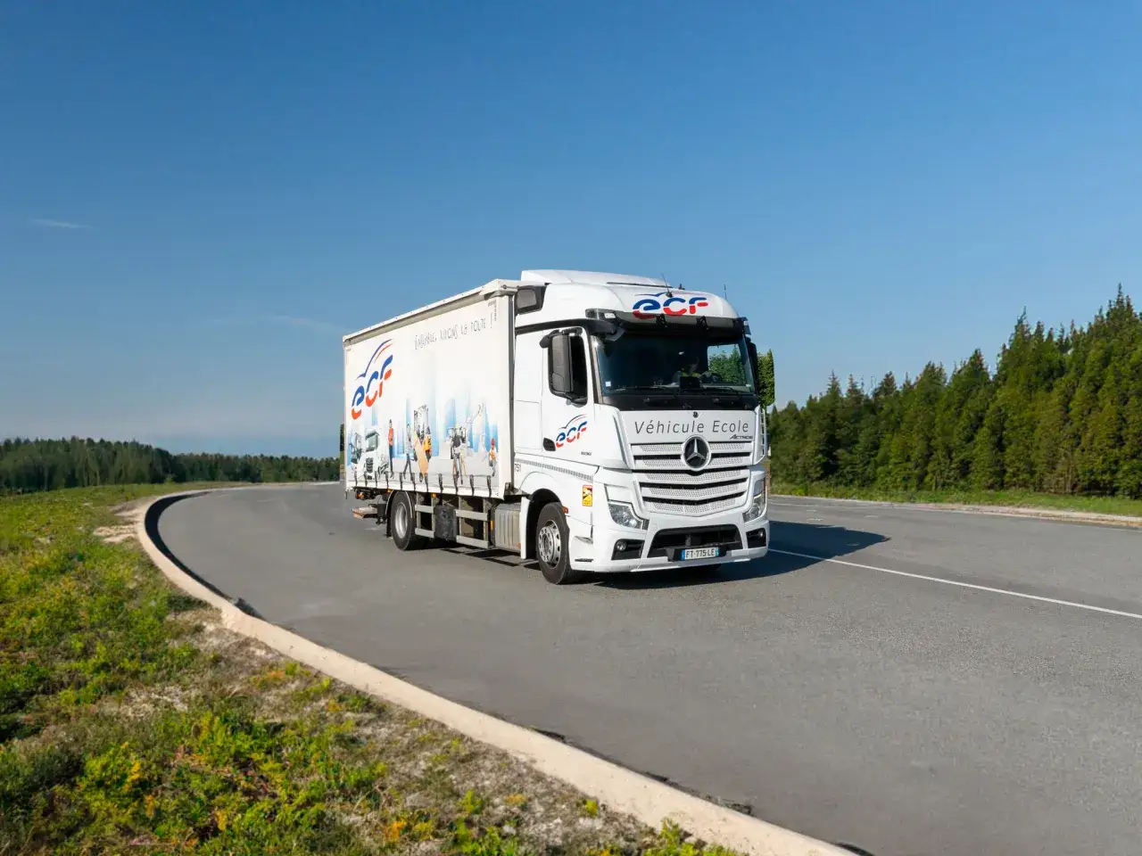 Un camion blanc 