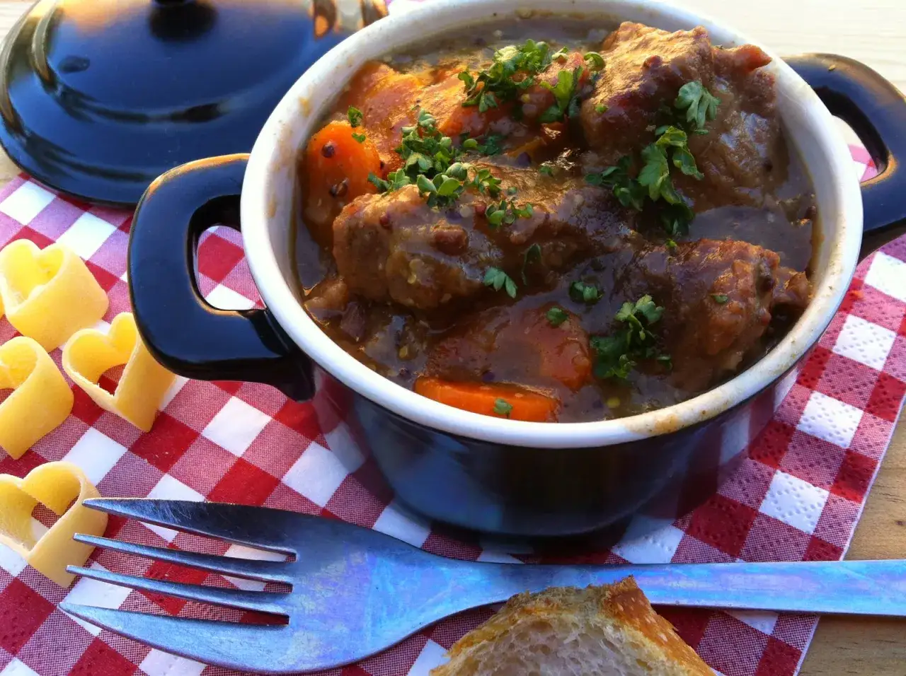 Carbonade flamande cookeo, un plat mijoté réconfortant avec des morceaux de bœuf tendres, des carottes et une sauce savoureuse, garni de persil frais.