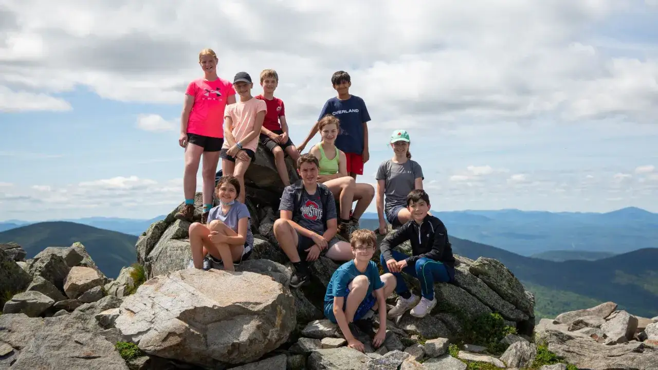 Gl&uuml;ckliche Kinder genie&szlig;en die Aussicht auf ihrem Sommercamp-Abenteuer in den USA.