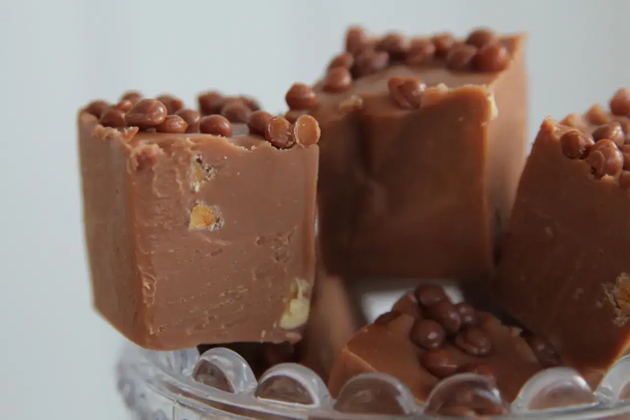 Chokladfudge med nötter och krispiga toppingkulor. Ett enkelt fudge recept för hemmabruk.