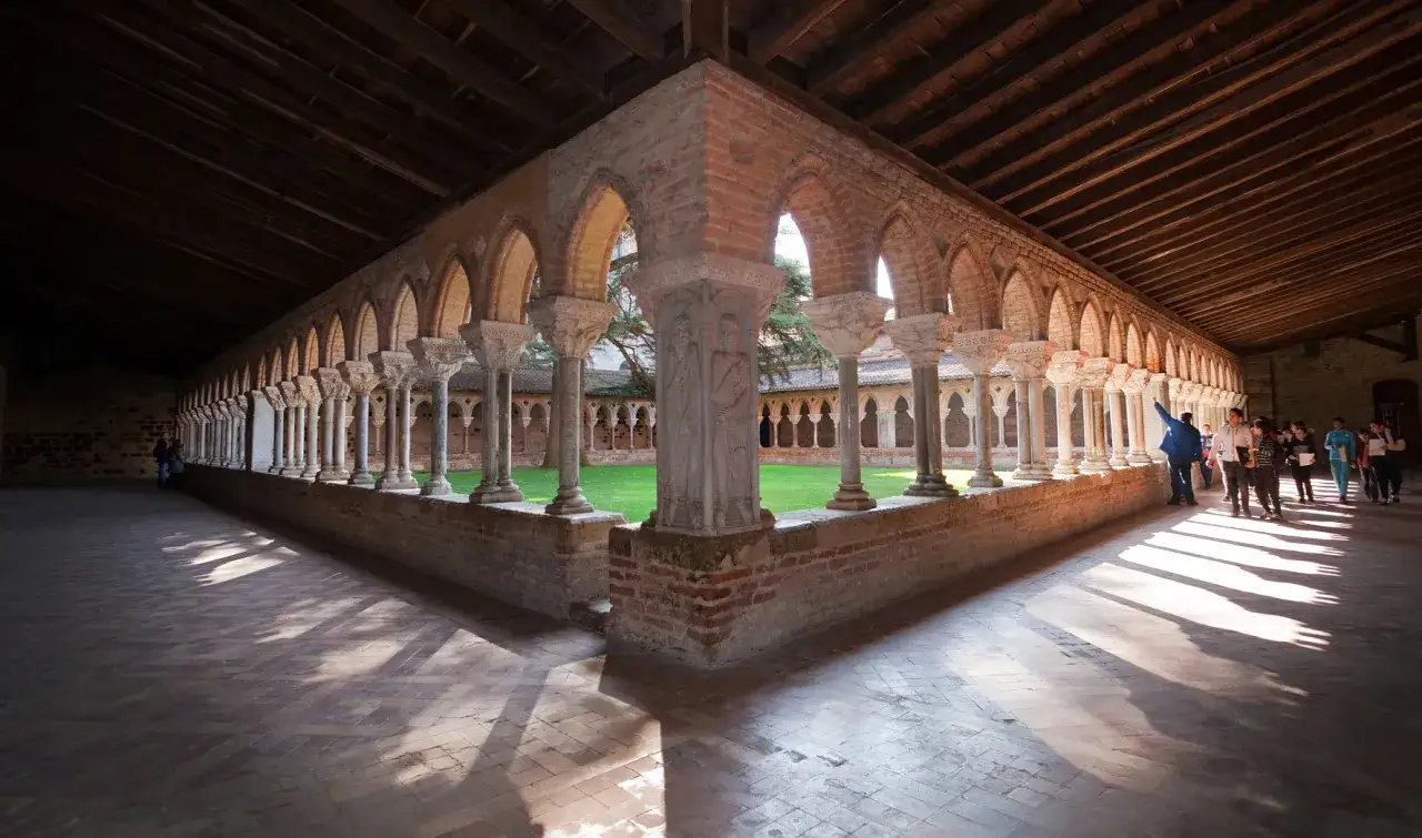 Cloître de Moissac, une belle activité Tarn et Garonne. Des colonnes sculptées, des arches et un jardin verdoyant.
