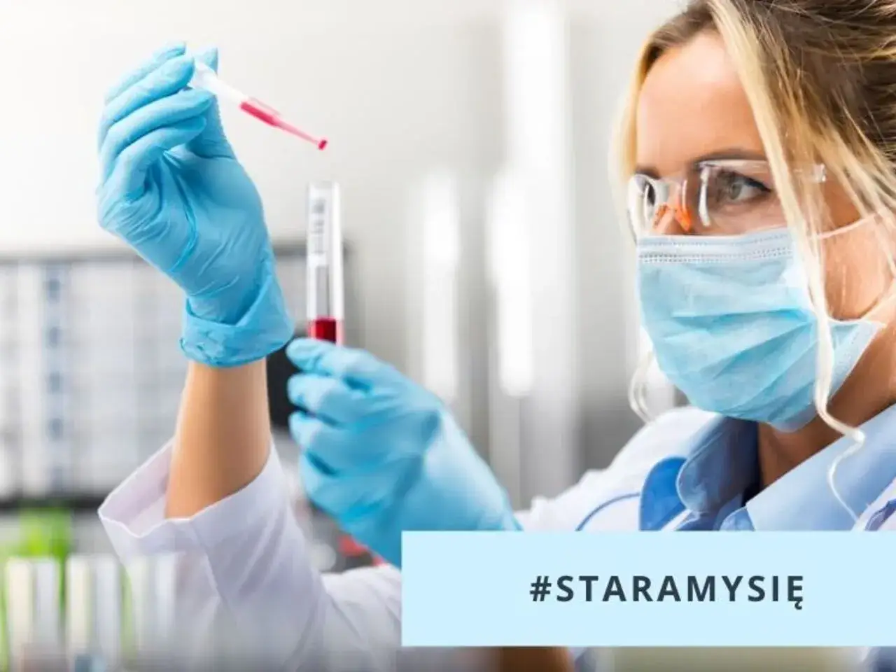Naukowczyni w maseczce i rękawiczkach pobiera próbkę krwi do badania. #STARAMYSIĘ.