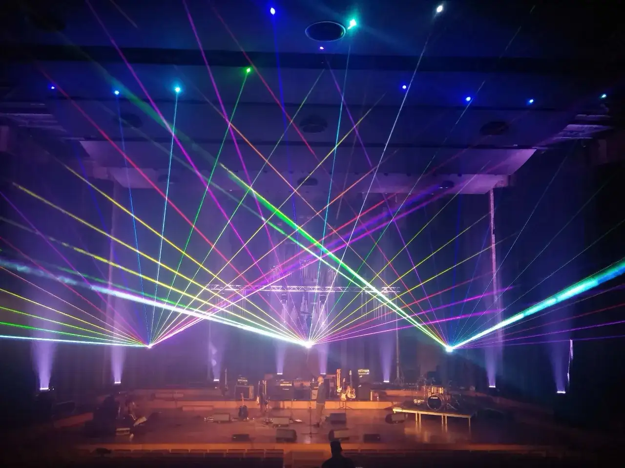 Spektakularne pokazy laserowe na scenie, tworzące tęczowy wachlarz świateł. Sprawdź pokazy laserowe cena i zarezerwuj niezapomniane widowisko!