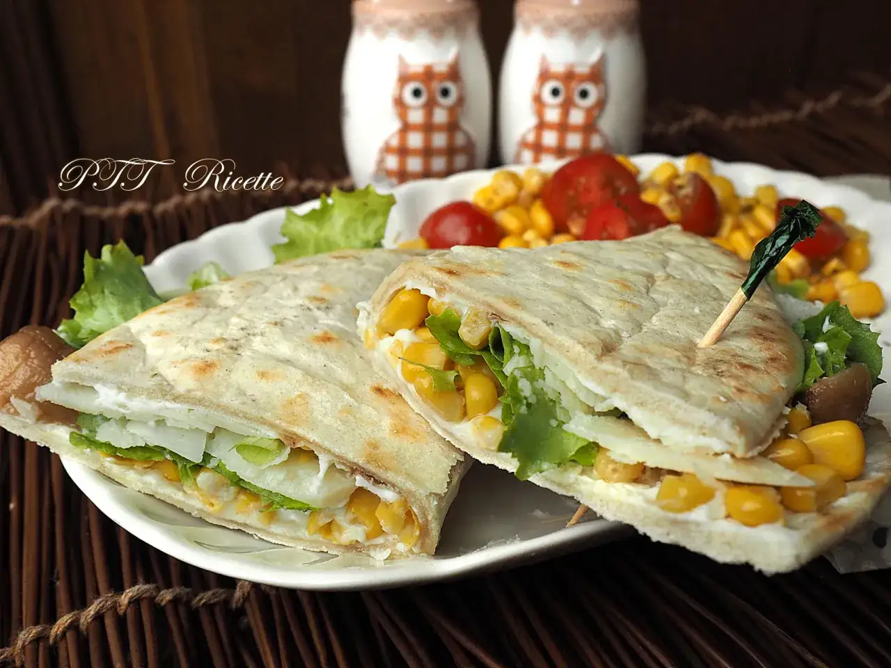 Piadina senza strutto ripiena di mais, lattuga e formaggio. Un'idea leggera e gustosa per un pasto veloce.
