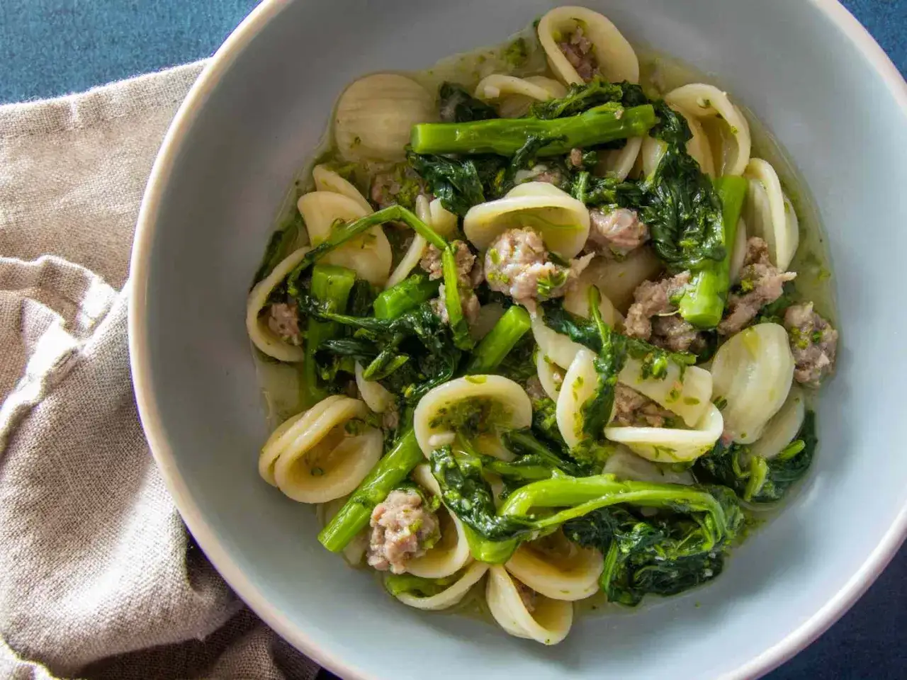 Orecchiette med korv och broccoli. Ett enkelt och gott orecchiette recept som passar perfekt till middag.