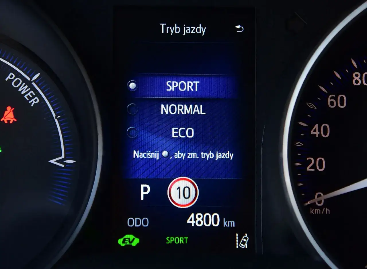Toyota: SPORT, NORMAL, ECO. Wybierz swój tryb jazdy, by dostosować osiągi.