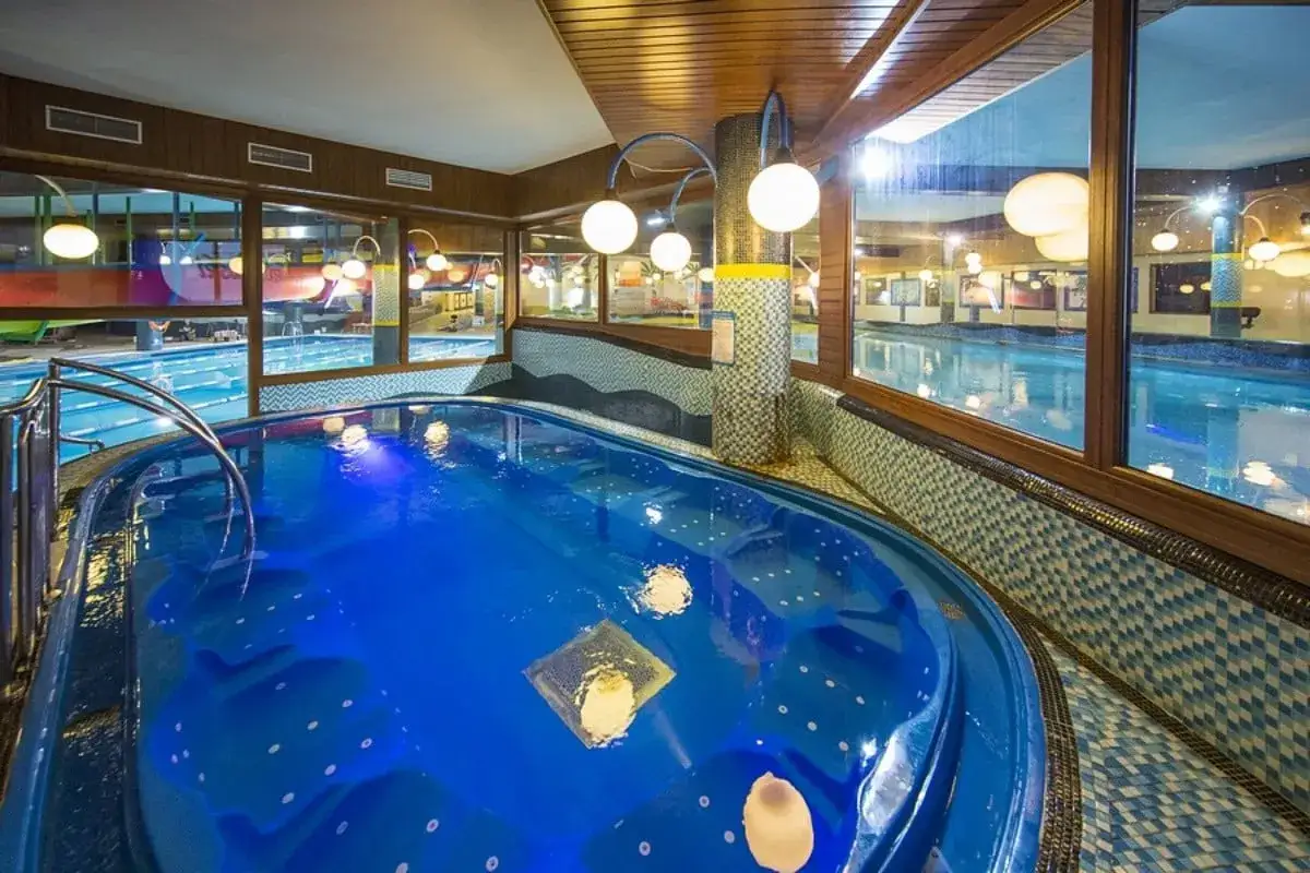 Relaks w Hotelu Gołębiewski: ile kosztuje doba w hotelu gołębiewskim dla dwóch? Basen i jacuzzi czekają!