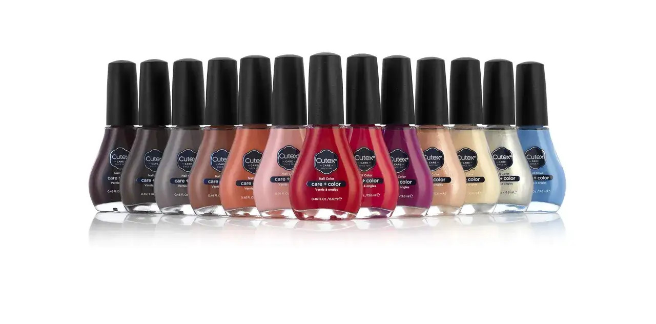 En rad med flaskor med Cutex nagellack i olika f&auml;rger, fr&aring;n m&ouml;rkt lila till ljusbl&aring;tt.