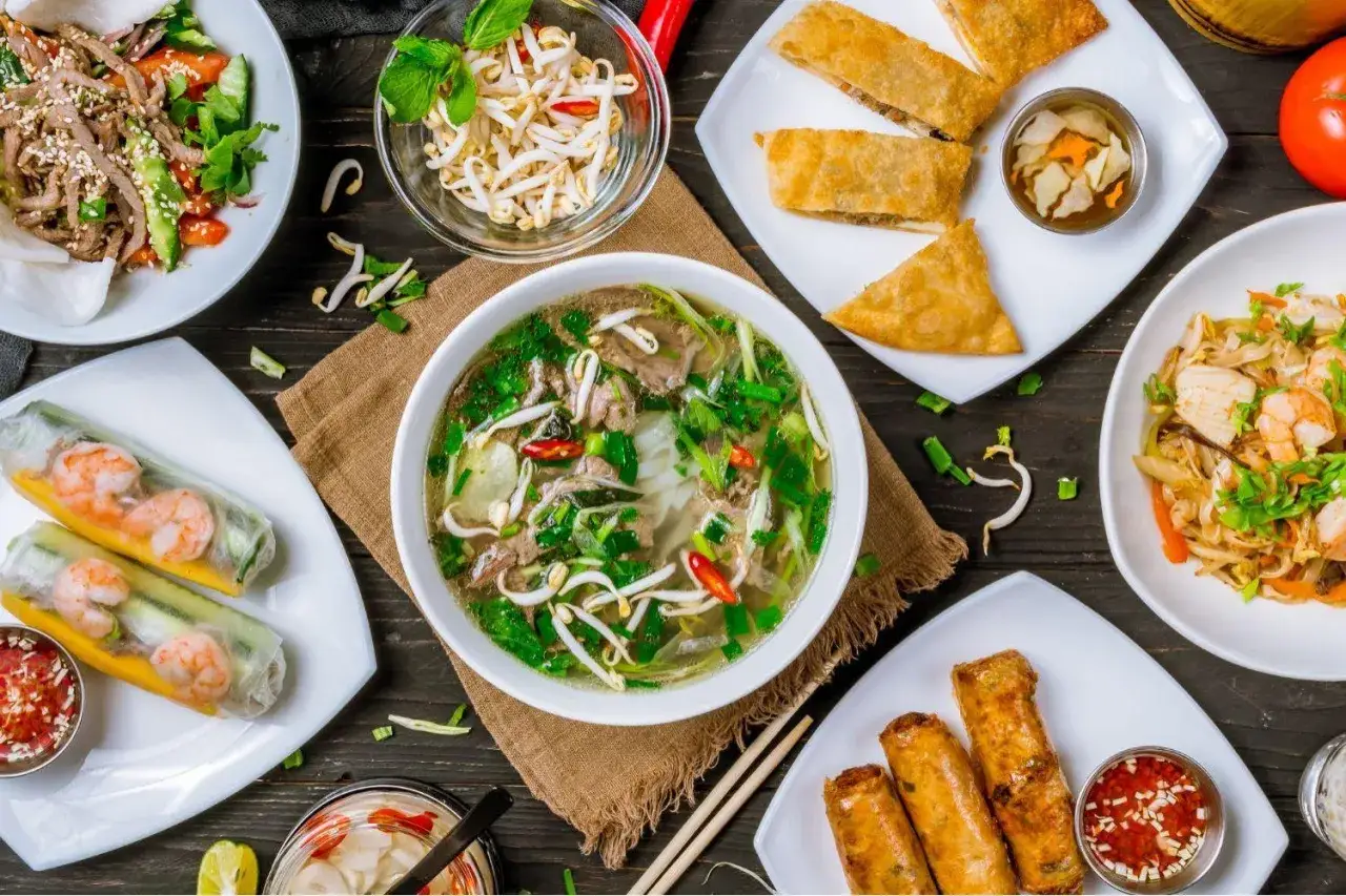 En härlig buffé med vietnamesisk mat: pho, vårrullar, nudlar och friterade rullar.
