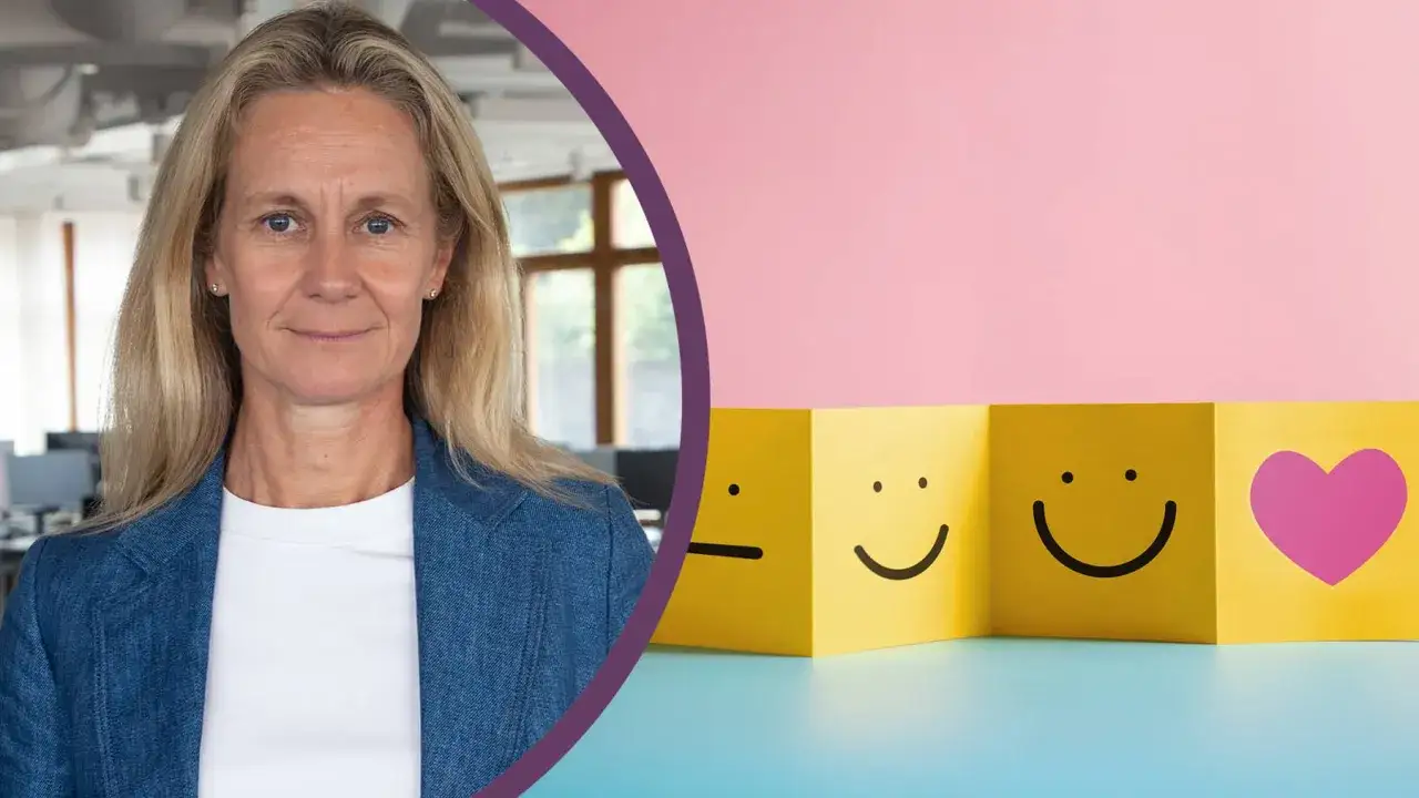 En kvinna med blont h&aring;r tittar mot kameran. Bredvid henne syns gula kuber med ansiktsuttryck, som kan symbolisera intervjufr&aring;gor till en chef.