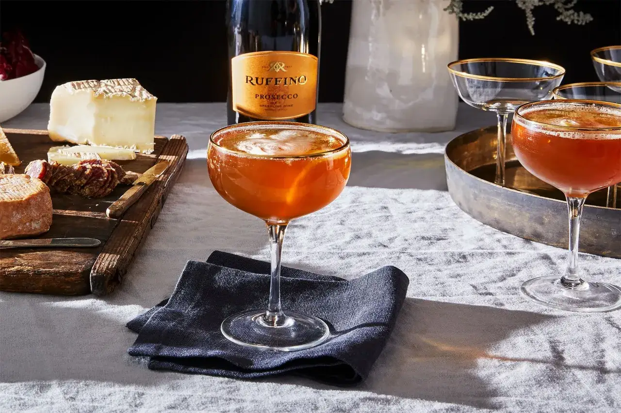 Elegancki koktajl z włoskim winem musującym Prosecco, podany z deską serów i wędlin.