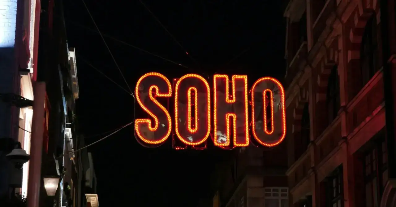 Neonskylt med texten SOHO lyser upp natten i London.