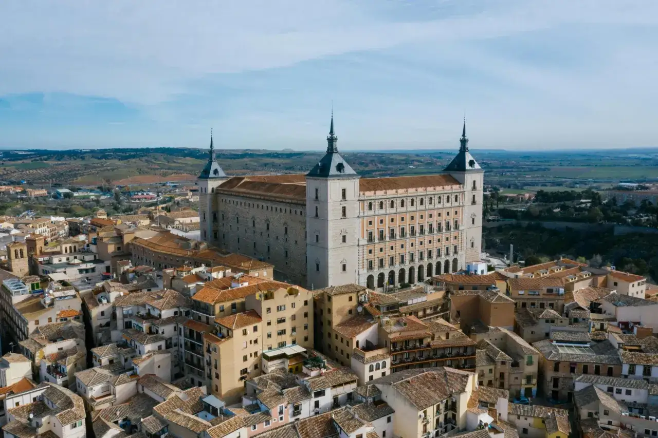 Vista aérea del Alcázar de Toledo y tejados. Un día perfecto para descubrir qué hacer hoy en Toledo.