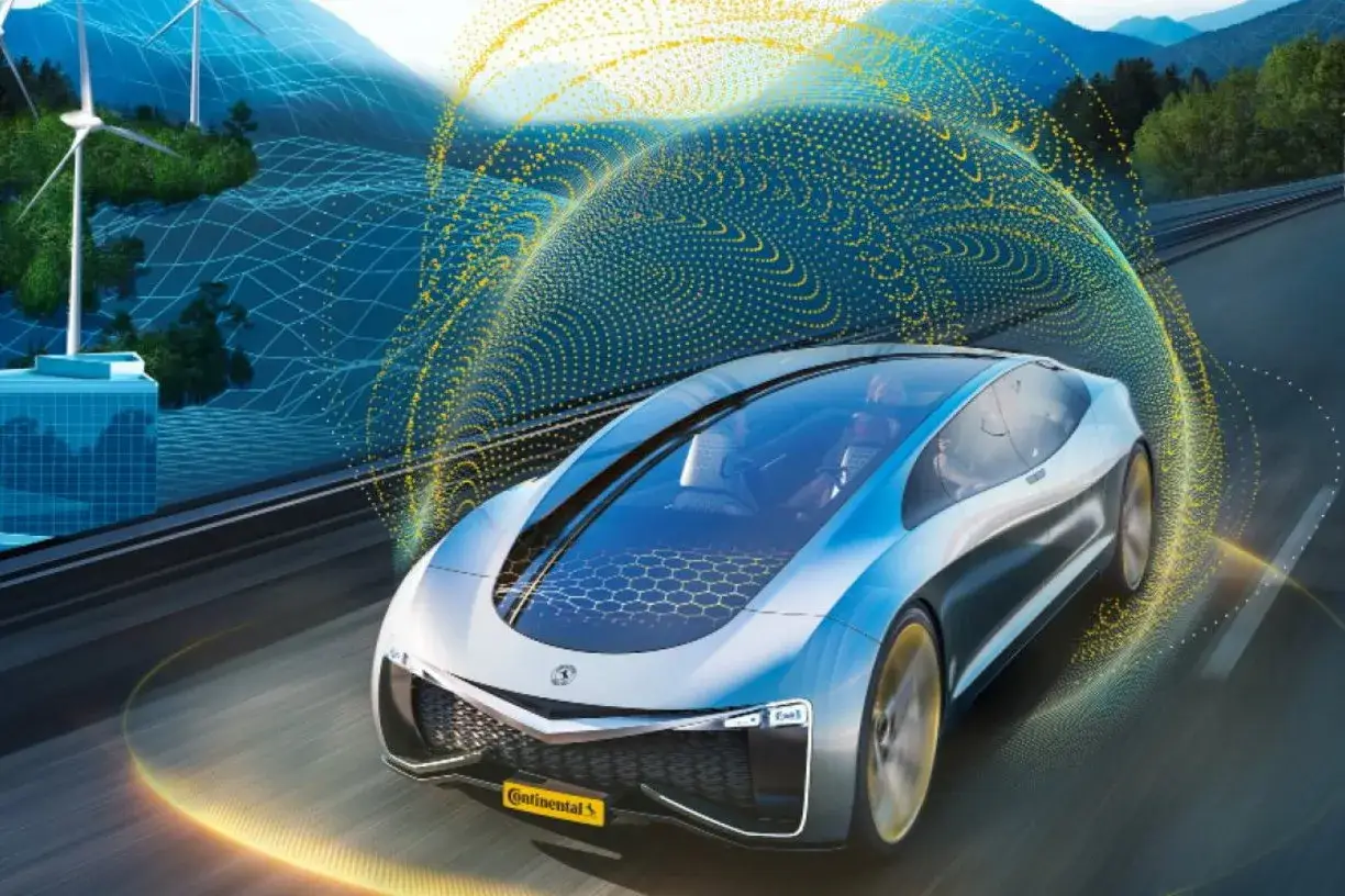 Un'auto futuristica 2035 sfreccia su una strada, circondata da un'aura di dati gialli. Sullo sfondo, turbine eoliche alimentano un futuro sostenibile.