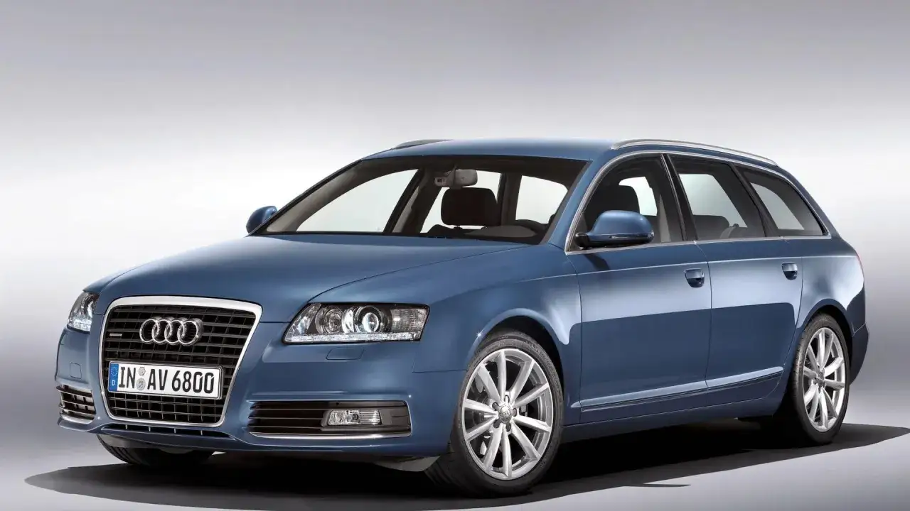 Blauer Audi A6 Kombi 2010 mit silbernen Felgen, bereit f&uuml;r die n&auml;chste Reise.