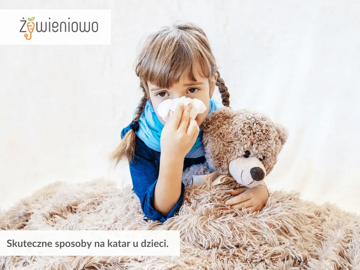 Dziewczynka z chusteczką przy nosie i pluszowym misiem. Poznaj babcine sposoby na katar u dziecka.
