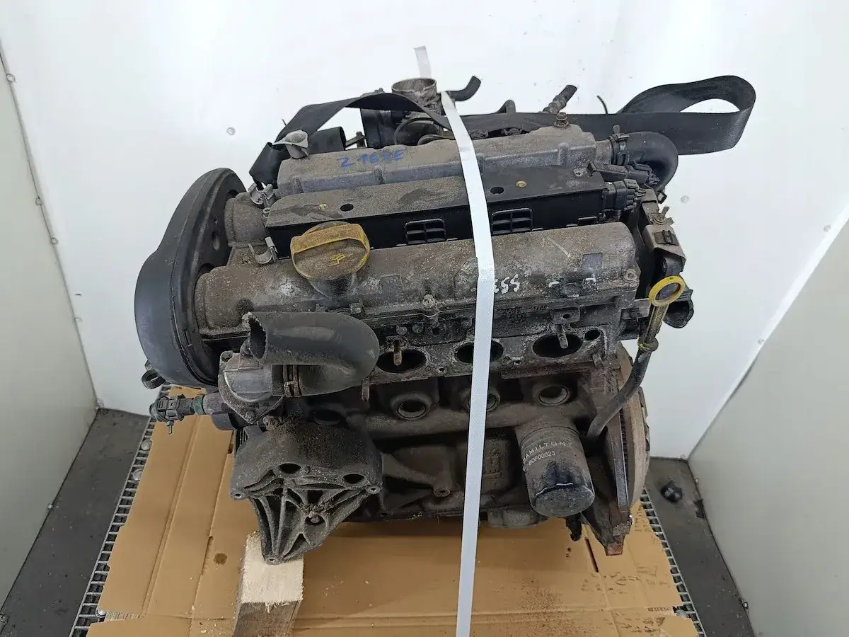 Silnik Opel Astra G 1.6 16v, gotowy do montażu. Widoczne elementy osprzętu i filtr oleju.