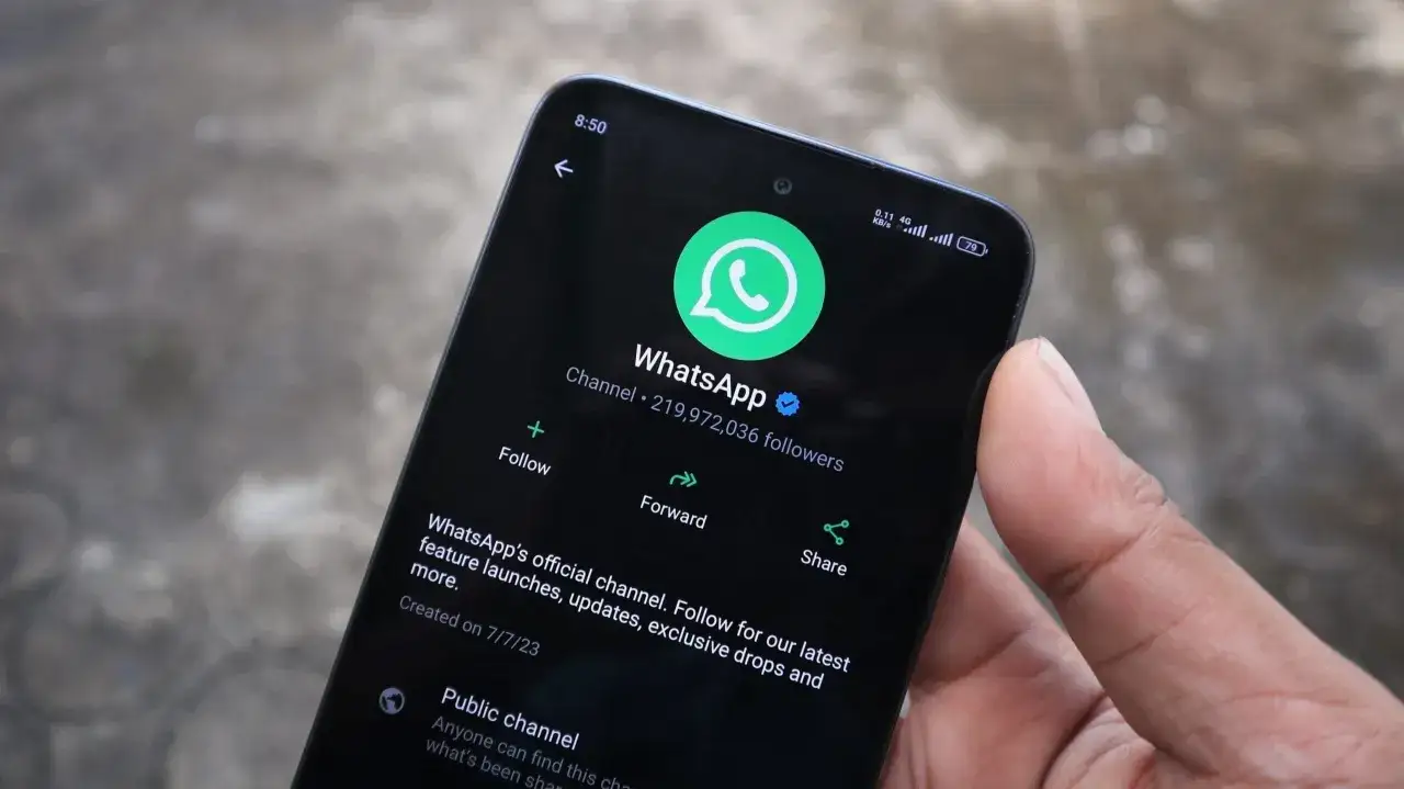 Ekran telefonu z oficjalnym kanałem WhatsApp. Dowiedz się, jak odświeżyć WhatsApp, śledząc kanał po najnowsze aktualizacje.