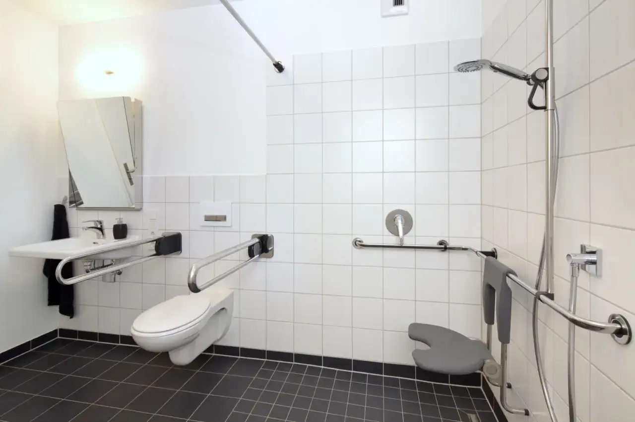 Barrierefreies Bad mit Haltegriffen, Hänge-WC und Duschsitz – ideal für 24 Stunden Betreuung zu Hause.