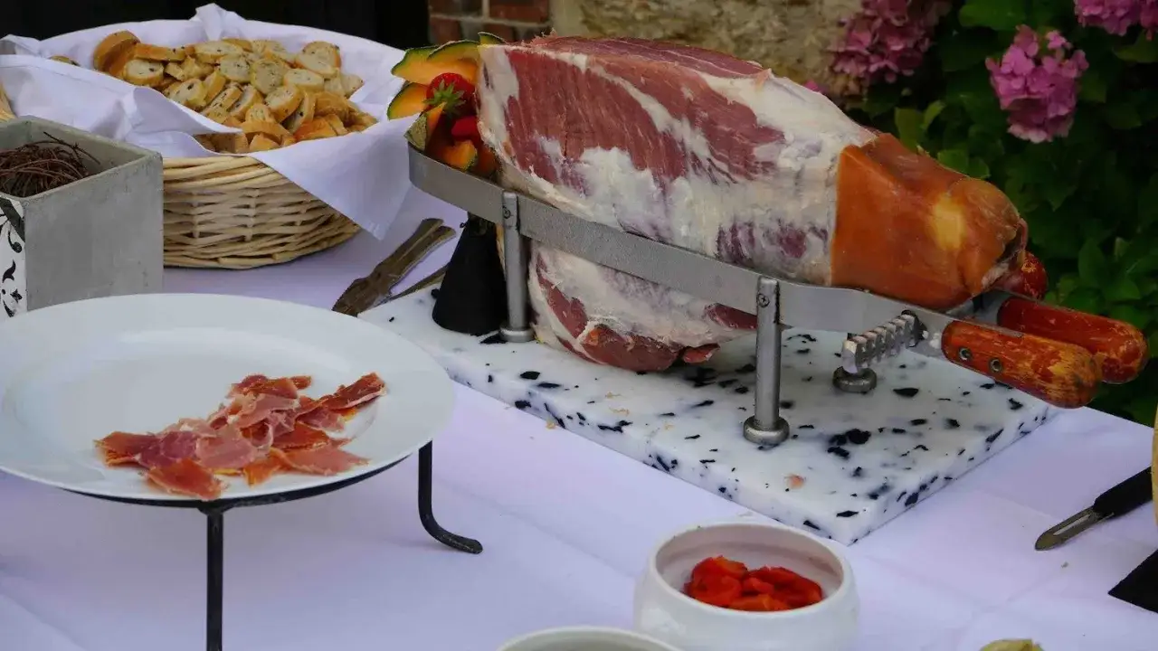 Jambon cru tranché pour un vin d'honneur mariage pas cher. Accompagné de pain grillé et fruits frais.