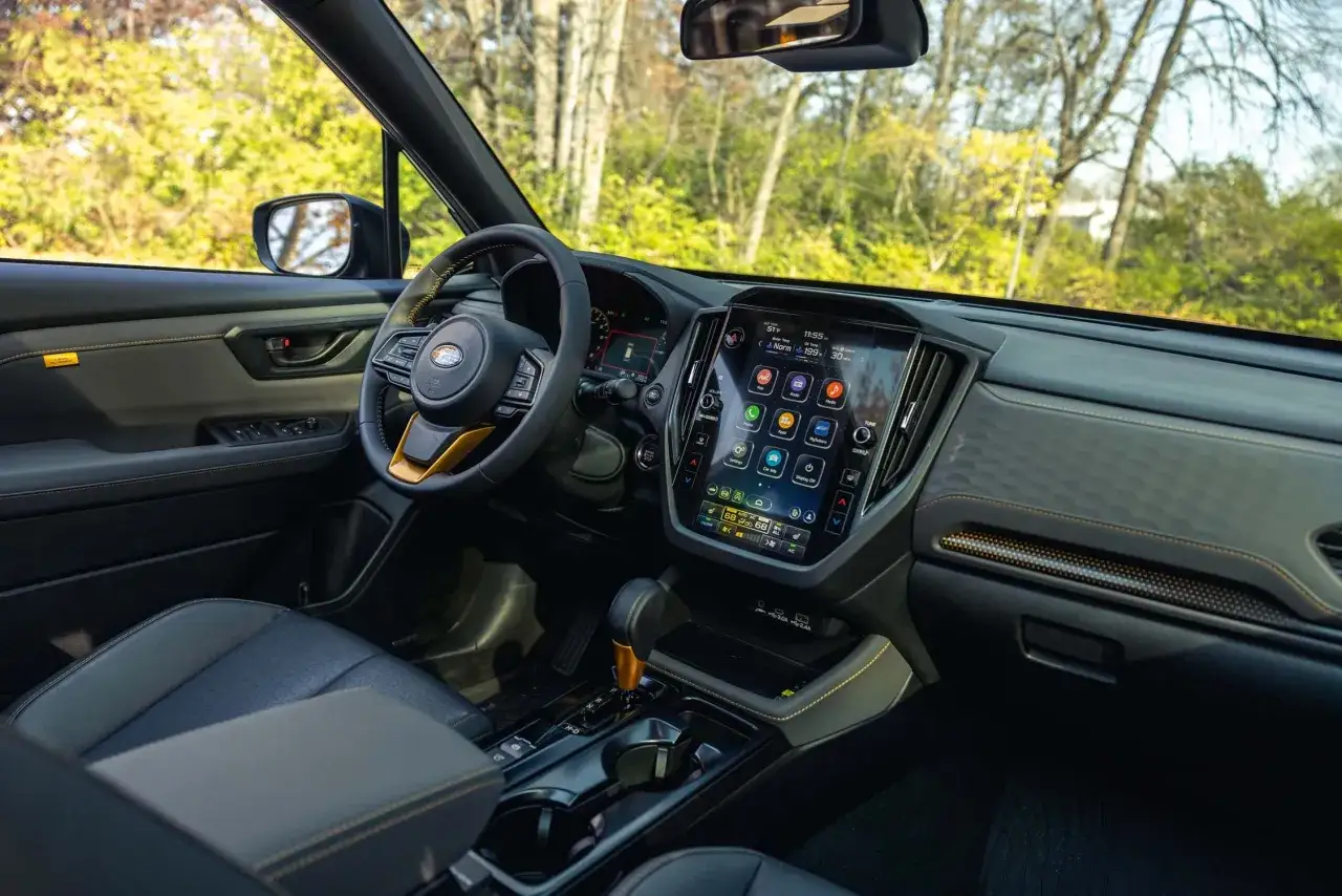 Wnętrze Subaru Forester z ekranem dotykowym, kierownicą i fotelami. Gotowy na przygodę!