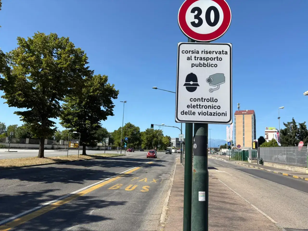 Cartello: corsia riservata trasporto pubblico, controllo elettronico violazioni. Attenzione alla multa corsia preferenziale dopo quanto arriva!