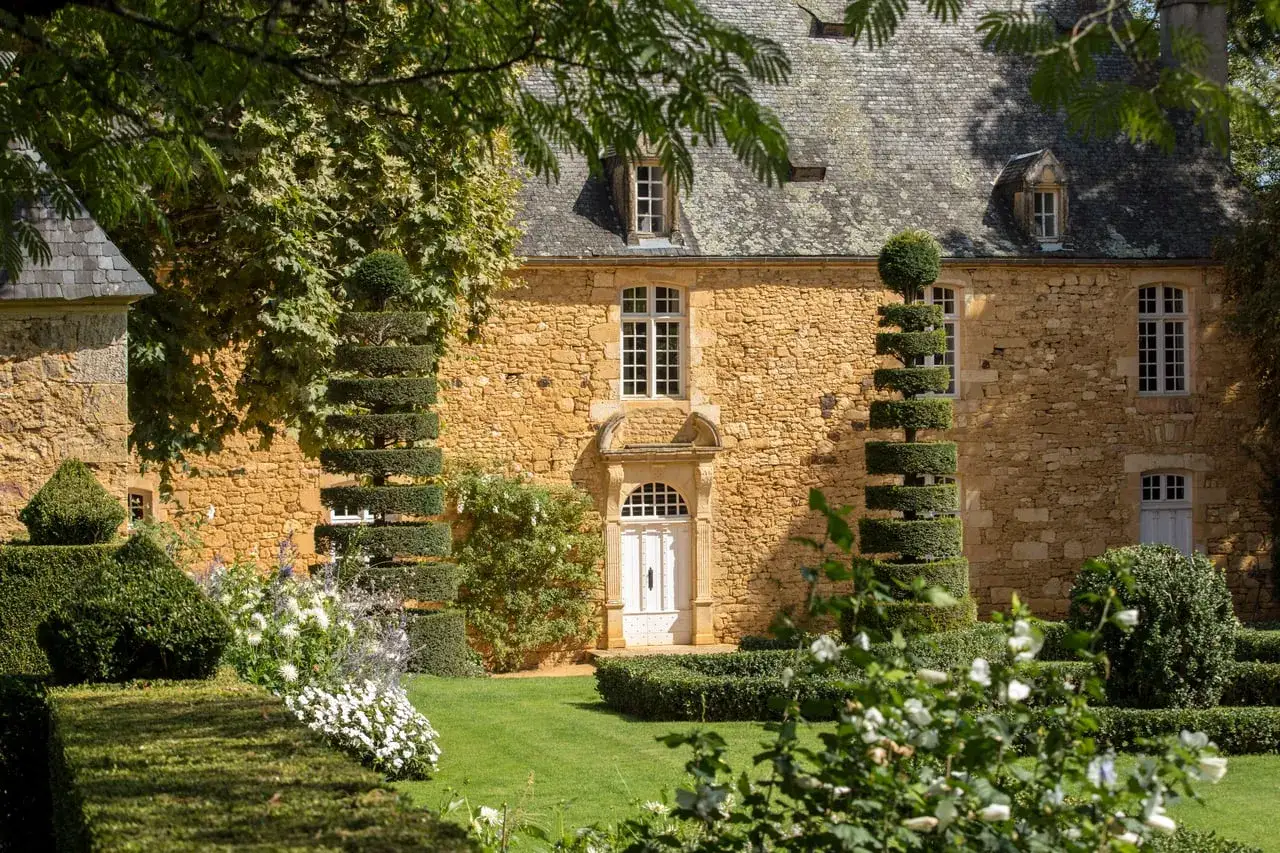 Un manoir en pierre dorée avec un jardin à la française. On imagine George Clooney y déguster son vin.